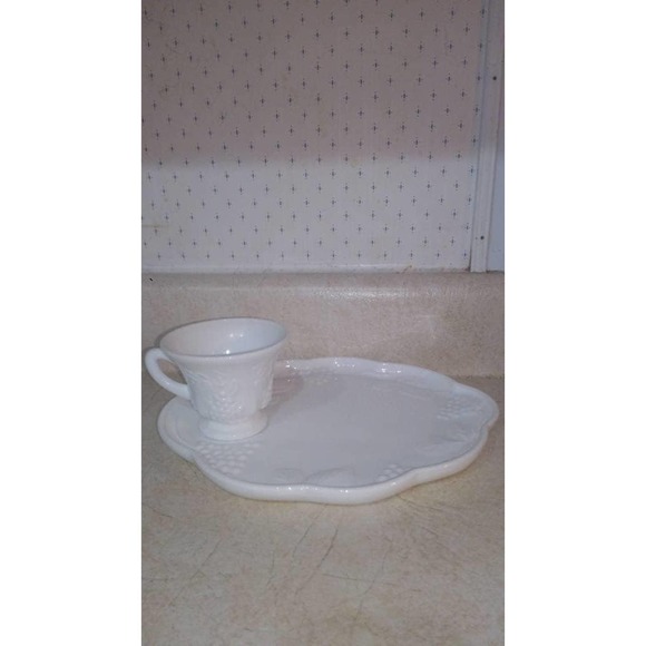 Colony Milk glass teacups and plates (set of 4) - Picture 2 of 8
